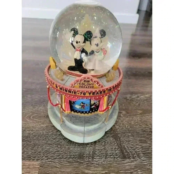 Disney Mickey And Minnie Mouse 70 Years The Colony Theatre‎ Musical Snow Globe - Picture 1 of 6